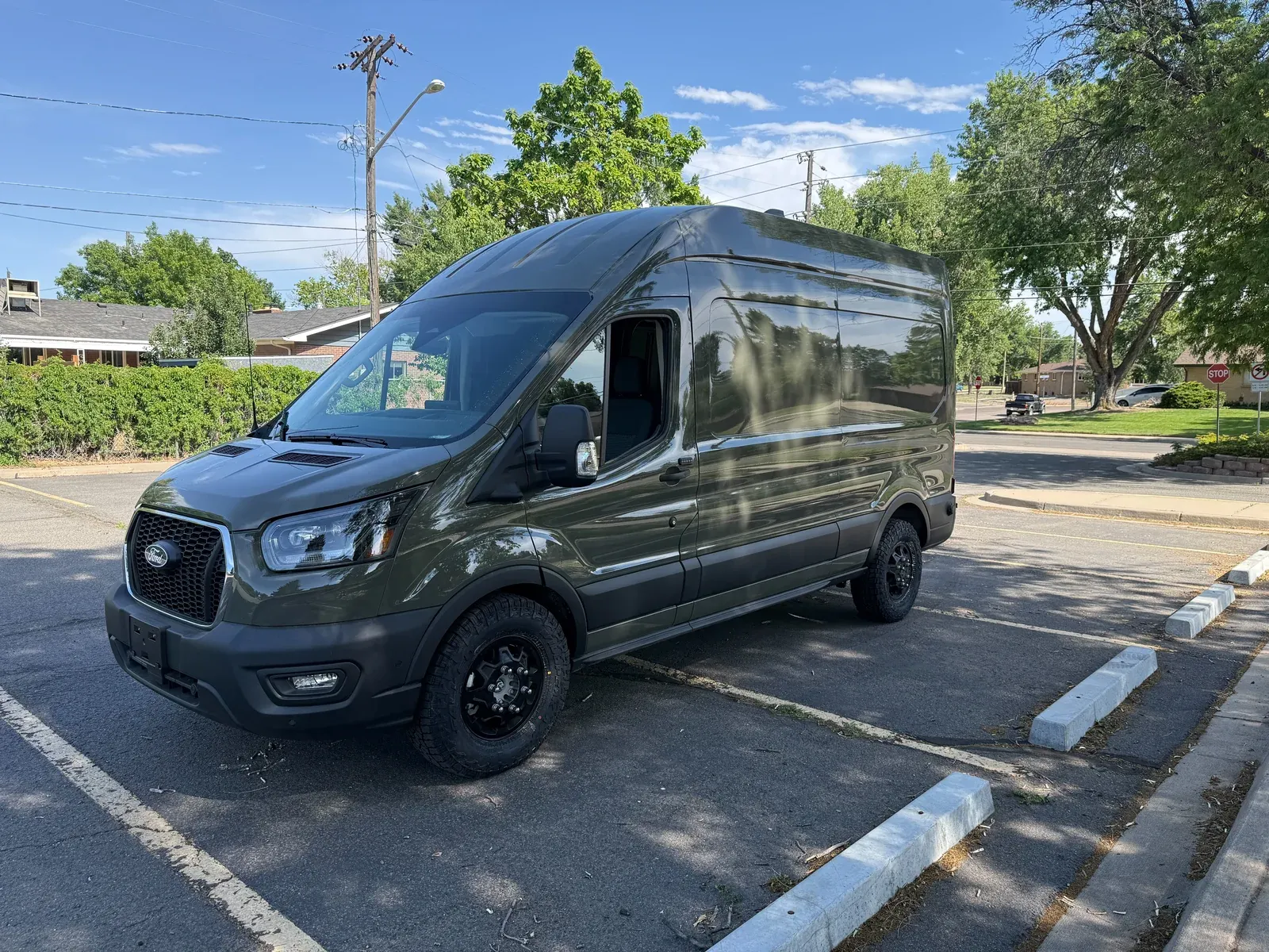 Three-quarter front view, driveway glamour shot